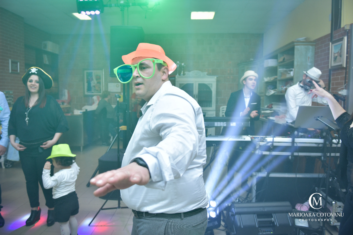 Reportaj botez - familie fericită cu bebeluș